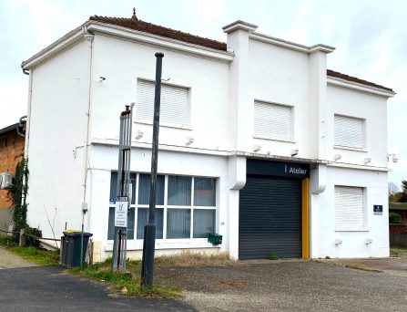 Local professionnel de type garage avec bureau – Réf : ACAJOU