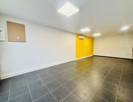 Local professionnel de type garage avec bureau – Réf : ACAJOU