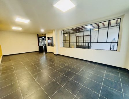 Local professionnel de type garage avec bureau – Réf : ACAJOU