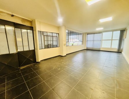 Local professionnel de type garage avec bureau – Réf : ACAJOU