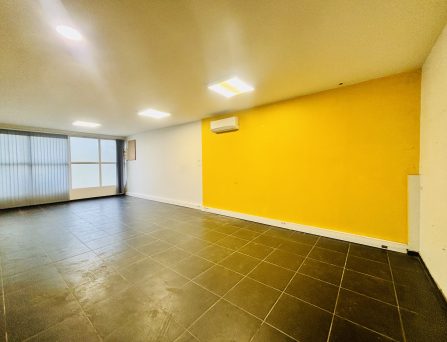 Local professionnel de type garage avec bureau – Réf : ACAJOU