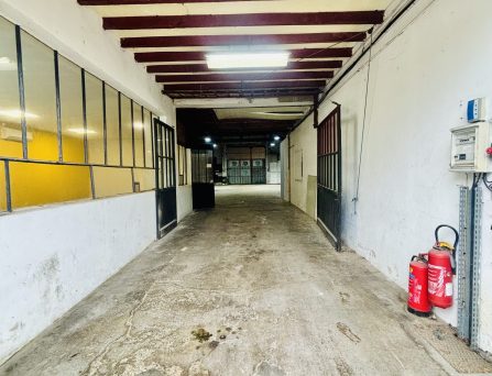 Local professionnel de type garage avec bureau – Réf : ACAJOU