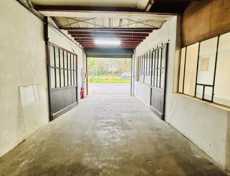 Local professionnel de type garage avec bureau – Réf : ACAJOU