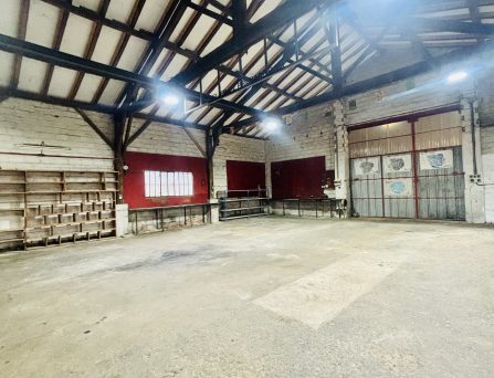 Local professionnel de type garage avec bureau – Réf : ACAJOU