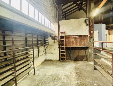 Local professionnel de type garage avec bureau – Réf : ACAJOU