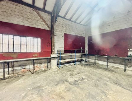 Local professionnel de type garage avec bureau – Réf : ACAJOU