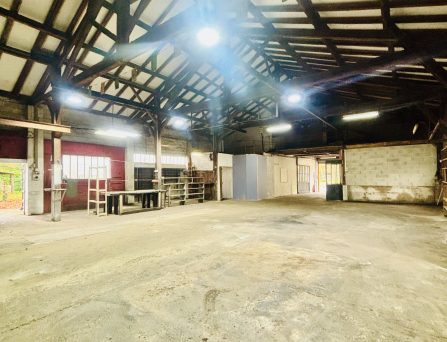 Local professionnel de type garage avec bureau – Réf : ACAJOU